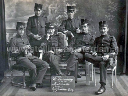 Groepsfoto van militairen in Purmerend.