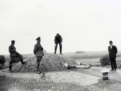 Duitse soldaten inspecteren de pantserkoepel van Fort bij Spijkerboor.