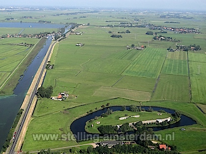 Luchtfoto Fort bij Marken-Binnen met accessen.