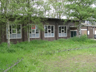 De inmiddels verdwenen kantine en terrein van Kamp Rooswijk.