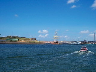 Een boot onderweg naar het eiland met het Fort bij IJmuiden