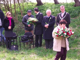 Mw. Dali Asanisjvili plaatst een bloemstuk.