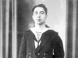 Zoon Jan Pijl, torpedomaker in het uniform de Koninklijke Marine.