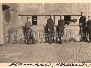 Duitse soldaten bij een keelkazemat - met geschut - van Fort bij Aalsmeer.