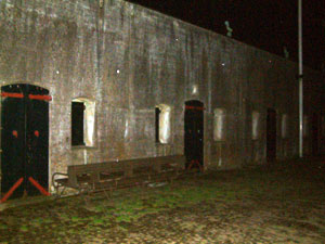 Fort bij Uithoorn in de duisternis.