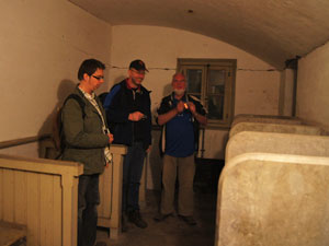 Bezoekers bij de privaten van Fort aan Den Ham.