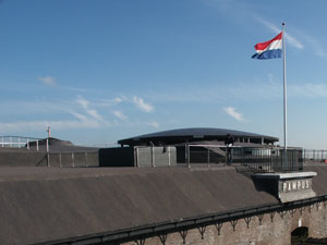 De vlag wappert boven het nieuwe waterdichte dak.