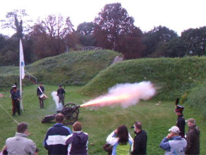 Kanon vuurt tijdens openstelling Fort bij Abcoude.