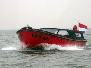 Een motorsloep op het IJmeer.