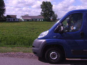 Busje met deelnemers bij Fort bij Kwadijk.