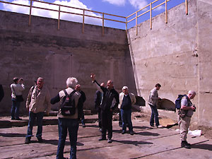 Gastheer en bezoekers bij de ontgraven poterne van Fort aan de Nekkerweg.