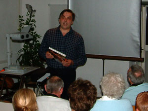 Rudi Rolf† tijdens een lezing.