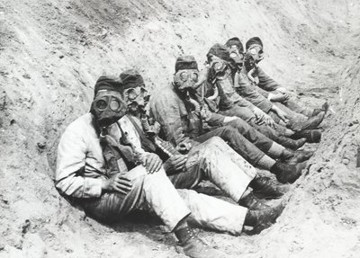 Militairen met gasmaskers in een loopgraaf tijdens hun opleiding op de Gasschool in Utrecht.