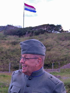 Nederlandse soldaat voor de Nederlandse vlag.