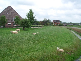 Een deel van de inundatiekade voor de ophoging.