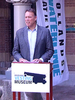 Directeur Bas Kreuger achter het spreekgestoelte van het Vestingmuseum.