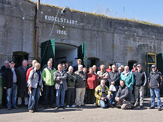 Groepsfoto van de deelnemers, op Fort bij Kudelstaart.