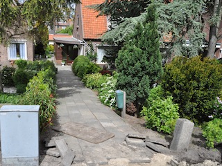 Grenspaal in een tuin in De Kwakel.