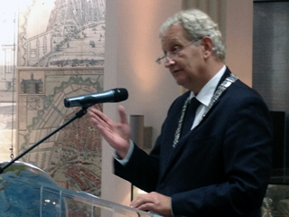 Amsterdamse burgemeester Eberhardt van der Laan spreekt de aanwezigen toe.