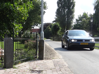 Auto passeert de twee grenspalen in Groot-Dorregeest.