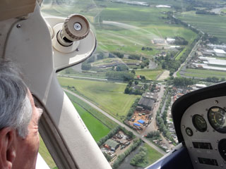 Piloot in cockpit boven Uithoorn.