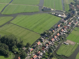 Luchtfoto van Krommeniedijk, de inundatiekade lag links van de woningen.