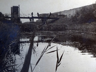 Manschappen op de brug van het Fort bij Aalsmeer.