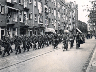 Duitse soldaten marcheren door de Vaartstraat in Amsterdam.