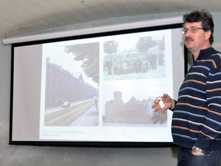 René Ros tijdens een lezing in het Fort bij Veldhuis.