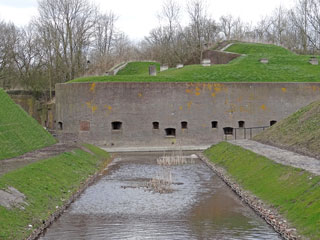 Deels gereconstrueerd reduit van het Fort bij Vechten.