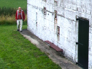 Emiel Ros bij de LAACC-bunker bij Olst.