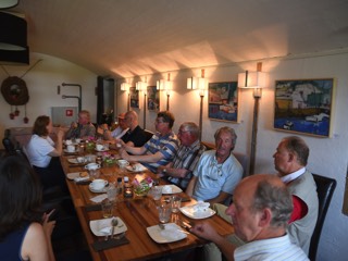 Deelnemers in het Fortrestaurant in Fort bij Vijfhuizen.