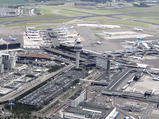 De stationsgebouwen van Vliegveld Schiphol anno 2016.