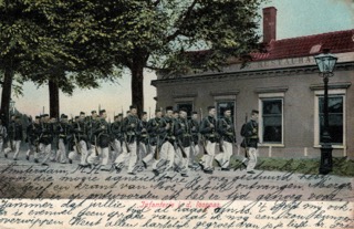 prentbriefkaart "Infanteristen i.d. looppas"