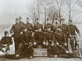 Peter Burgers op een groepsfoto bij Fort bij Spijkerboor.
