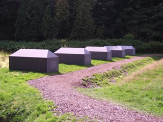 Tekens in Kamp Westerbork voor de verschillende concentratiekampen.