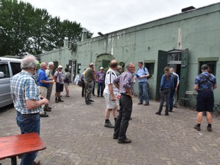 Deelnemers krijgen inleiding op Fort bij de Liebrug.