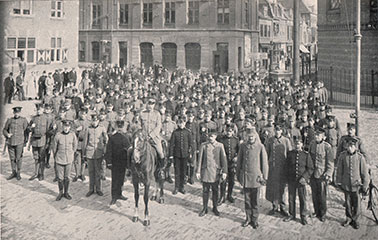 Kaasmarkt met militairen 1916.