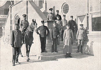 Trap van het stadhuis met officieren in 1916.