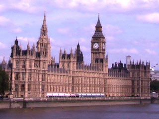 Het Britse parlementsgebouw aan de Thames in Londen.