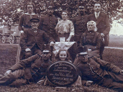 Militairen op de foto met het gezin A. van Twisk.
