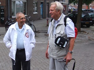 Hans Muller (rechts) met het bemanningslid van de bommenwerper dat hij had zien neerstorten.