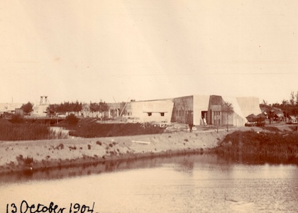 Arbeider legt smalspoor aan op Fort bij Spijkerboor.