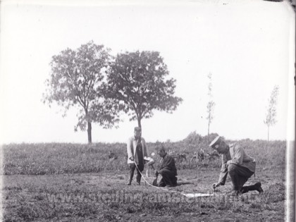 Piketpalen uitzetten op Fort bij Spijkerboor.