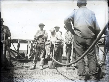 Arbeiders zijn beton aan het storten op Fort bij Spijkerboor.