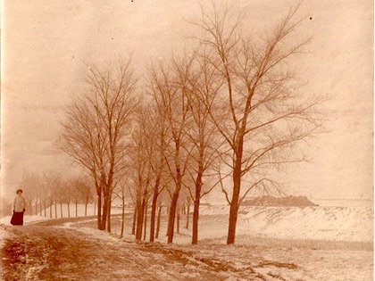 Toegangsweg Fort bij Spijkerboor in de sneeuw.