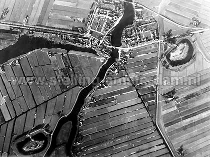 Luchtfoto uit 1944 van Uithoorn en twee forten.