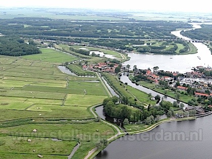 Luchtfoto van Spaarndam met haar twee forten en liniewal.