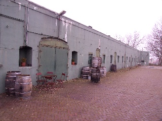 Het lege terrein bij het hoofdgebouw.