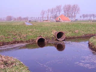 De twee oostelijke gietijzeren duikers.